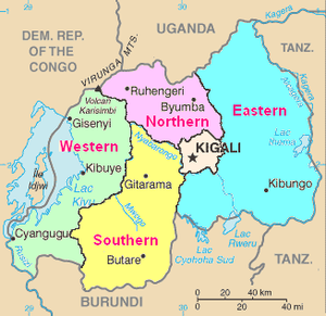 خريطة رواندا موضح عليها المحافظات الخمسة بألوان مختلفة، وكذلك المدن الرئيسية، البحيرات، الأنهار، ودول الجوار.