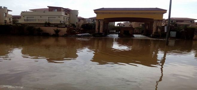 إحدى البوابات في القاهرة الجديدة بعد موجة أمطار أبريل 2018.