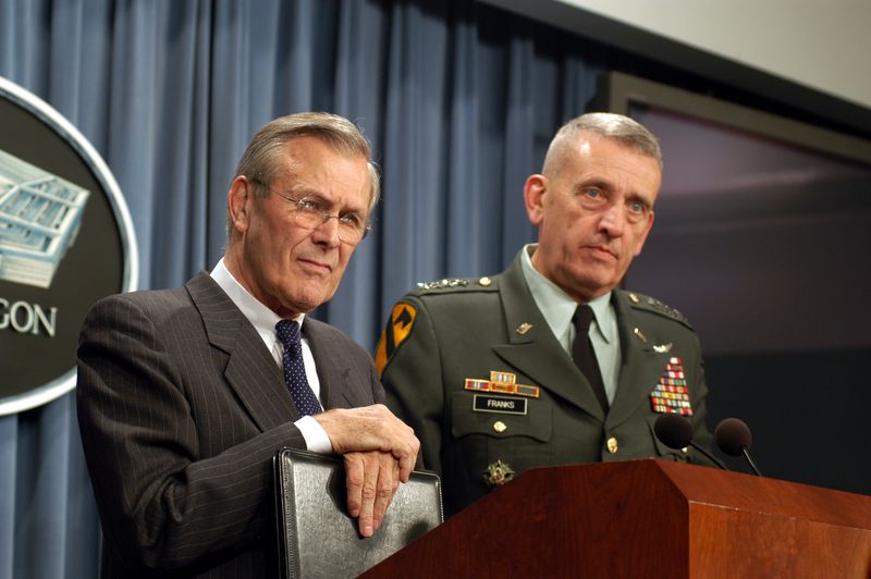 ملف:Donald Rumsfeld Tommy Franks.jpg