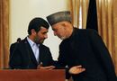 حامد كرزاي (اليمين)، وأحمدي نجاد (يسار)، أثناء زيارة نجاد لأفغانستان، 10 مارس 2010