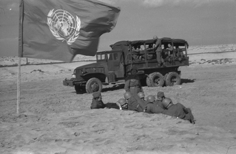 جنود قوة لطوارئ الأولى التابعة للأمم المتحدة يستريحون