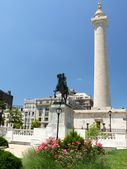 The first Washington Monument, in Baltimore, مريلاند, with Lafayette Monument in the foreground