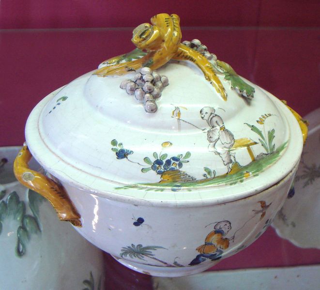 ملف:La Rochelle Faience de grand feu pot with Chinese decorations 18th century.jpg