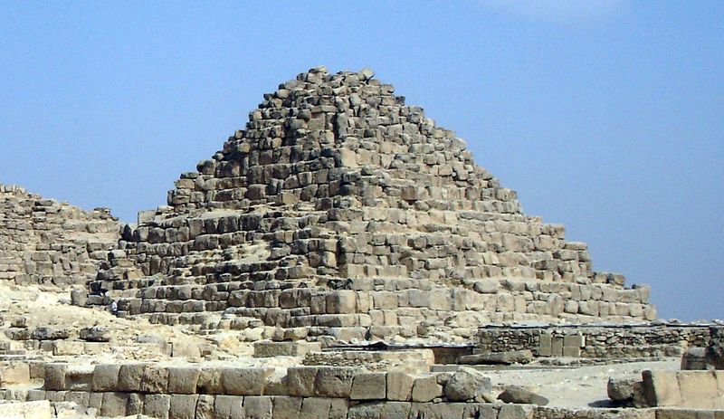ملف:Queen Pyramid of Henutsen (G1c).jpg
