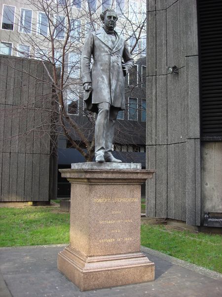 ملف:Robert Stephenson statue Euston.jpg