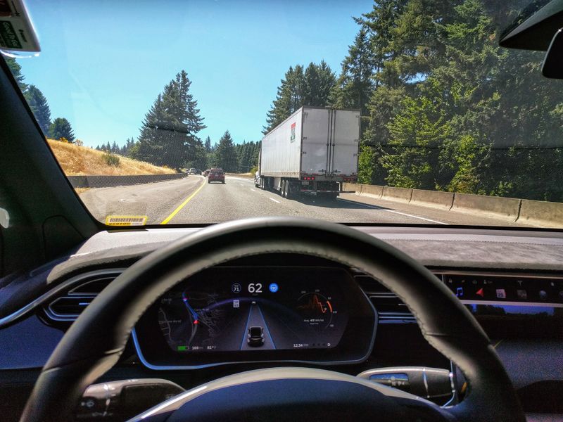 ملف:Tesla Autopilot Engaged in Model X.jpg