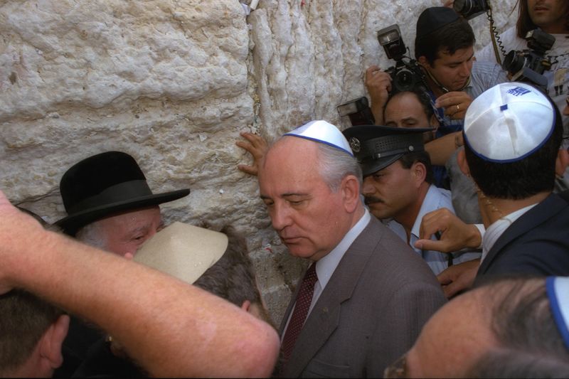 ملف:Flickr - Government Press Office (GPO) - Gorbachev at the Western Wall.jpg