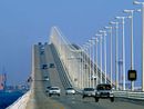 جسر الملك فهد يغطس عدة سنتيمترات مما يعطل وصول الإمدادات للبحرين