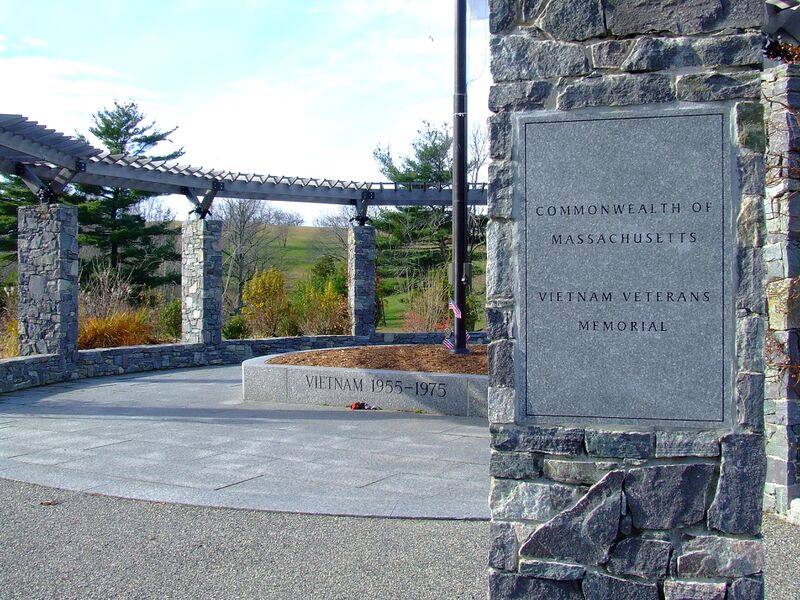 ملف:Massachusetts Vietnam Memorial-entrance.jpg