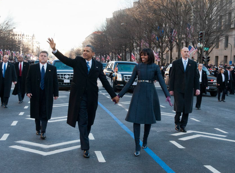ملف:Secret Service agents protecting President Obama and First Lady Michelle Obama.png