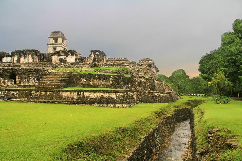 ملف:The Palenque Palace Aqueduct.jpg