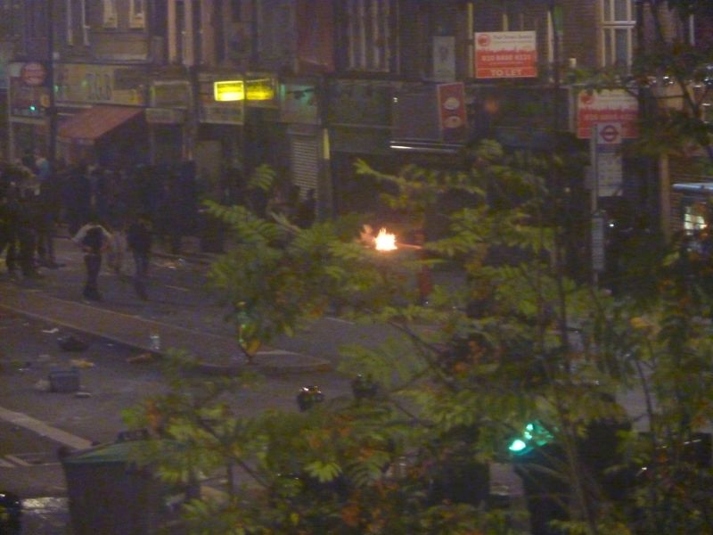 ملف:Tottenham riots August 6th.jpg