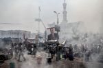 الساعات الأولى من بدء الاشتباك، يظهر ميدان رابعة العدوية وبه أعداد من المعتصمين، ويظهر دخان القنابل المسيلة للدموع عالقاً في الهواء.