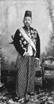 Pakubuwono X, the King of Surakarta Sunanate in kain batik, 1910ح. 1910