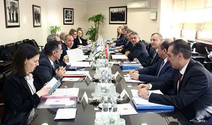 وفد إسرائيلي بقيادة يوڤال روتم في أول لقاء إسرائيلي-تركي في سبع سنوات مع فريق تركي بقيادة أوميت يالجين، نائب وزير الخارجية التركي، في أنقرة، 1 فبراير 2017.<ref name=press>{{Cite web