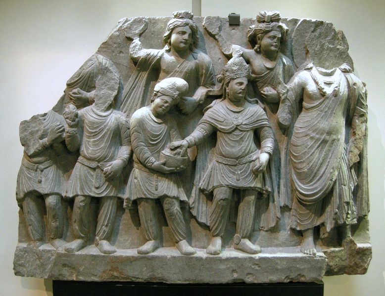 ملف:Gandhara, omaggio di un re kushana al bodhisattva, II-III sec.JPG