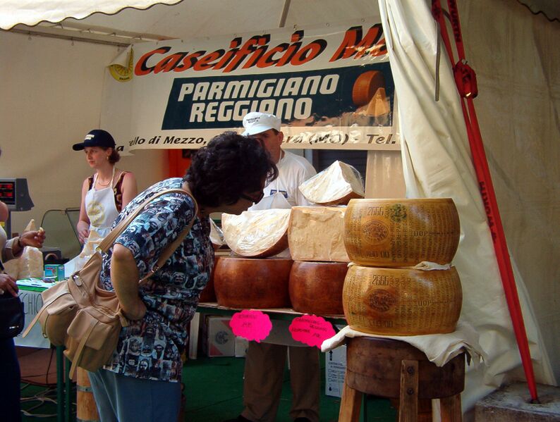 ملف:Parmigiano reggiano.jpg