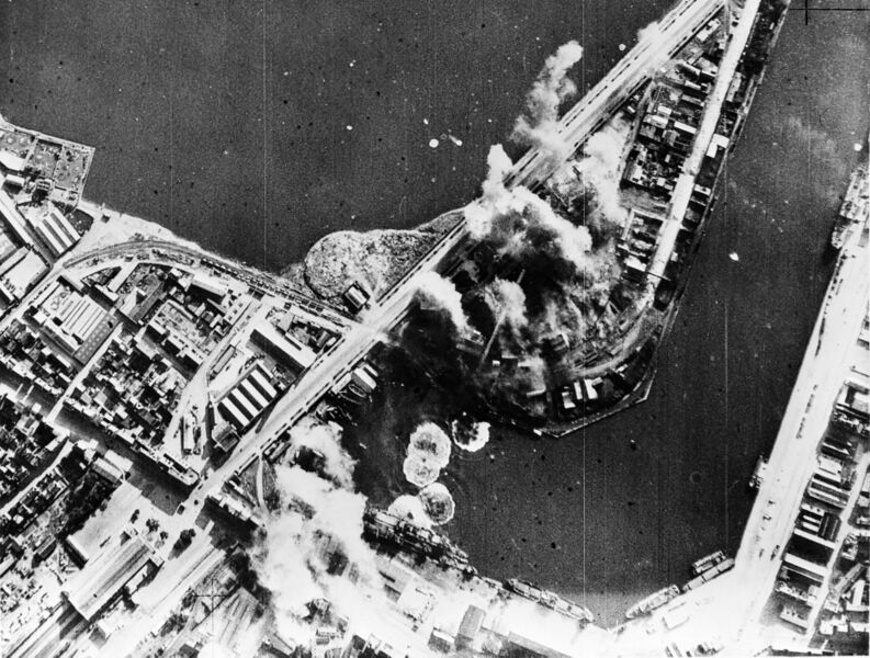 ملف:RAF attack Saint Malo 31 Jul 1942.jpg