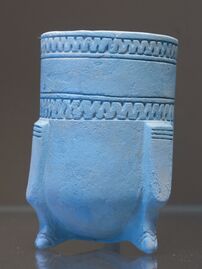 دورق ثلاثي القوائم ملون بالأزرق المصري. جنوب بلاد الرافدين. (1399-1200 ق.م.).