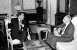 حسني مبارك وشيمون بيريز رئيس وزراء إسرائيل السابق في الإسكندرية، 11 سبتمبر 1986.