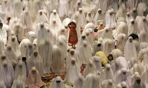 مسلمات يأدين صلاة التراويح في شهر رمضان بمدينة سورابايا، إندونيسيا.jpg