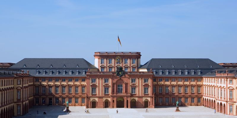 ملف:Universitaet Mannheim Schloss Ehrenhof.jpg
