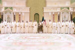 ولي العهد الكويتي مشعل الأحمد الجابر الصباح مع أعضاء الحكومة الجديدة بعد تأدية اليمين الدستورية 19 يونيو 2023