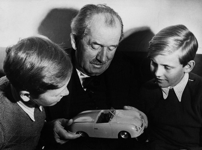 ملف:Cousin Ferdinand Alexander Butzi Porsche, grandfather Ferdinand Porsche and young Ferdinand Karl Burli Piëch 1949.jpg
