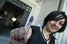 فتاة سورية بعد تصويتها في مقر انتخابي بدمشق 7 مايو 2012