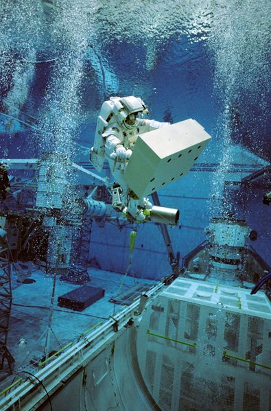 ملف:Christer Fuglesang underwater EVA simulation for STS-116.jpg