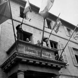 De Gaulle speaking from Cherbourg City Hall balcony 20 August 1944.jpg