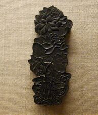 حبر صيني، على شكل أزهار الوتس. تستخدم أعواد الحبر في الخط الصيني والرسم بالفرشاة.