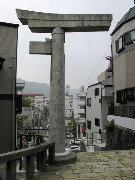 ملف:Nagasaki One Legged Torii C1946.jpg