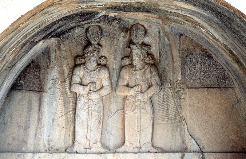 ملف:Taq-e Bostan - High-relief Shapur II and Shapur III.jpg