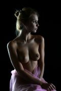 امرأة جالسة عارية الصدر (2014) تصوير پاتريك سوبوتكيڤيتز.