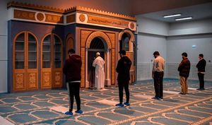 أول صلاة في مسجد أثينا بعد افتتاحه في نوفمبر 2020