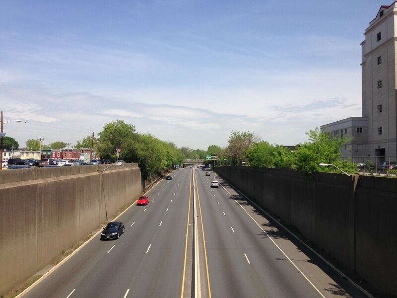 ملف:2014-05-12 11 31 16 View north along U.S. Route 1 (Trenton Freeway) from the overpass for East State Street in Trenton City, Mercer County, New Jersey.jpg
