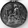 ظهر ميدالية جيش الهند (Army of India Medal)، مع شجرة نخيل في الخلفية. تم إنشاؤها عام 1851.