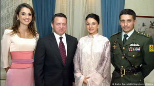 الملك عبد الله الثاني وزوجته الملكة رانيا مع أخيه حمزة وعروسته الأميرة نور بنت عاصم بن نايف عام 2003
