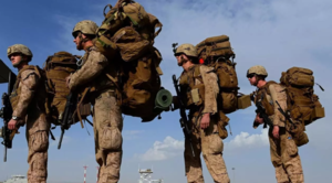 عناصر من البحرية الأمريكية يستعدون للصعود على متن طائرة في قاعدة لشقر جاه في أفغانستان في 27 أكتوبر.