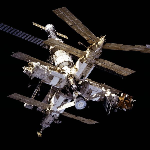 ملف:Mir from STS-81.jpg