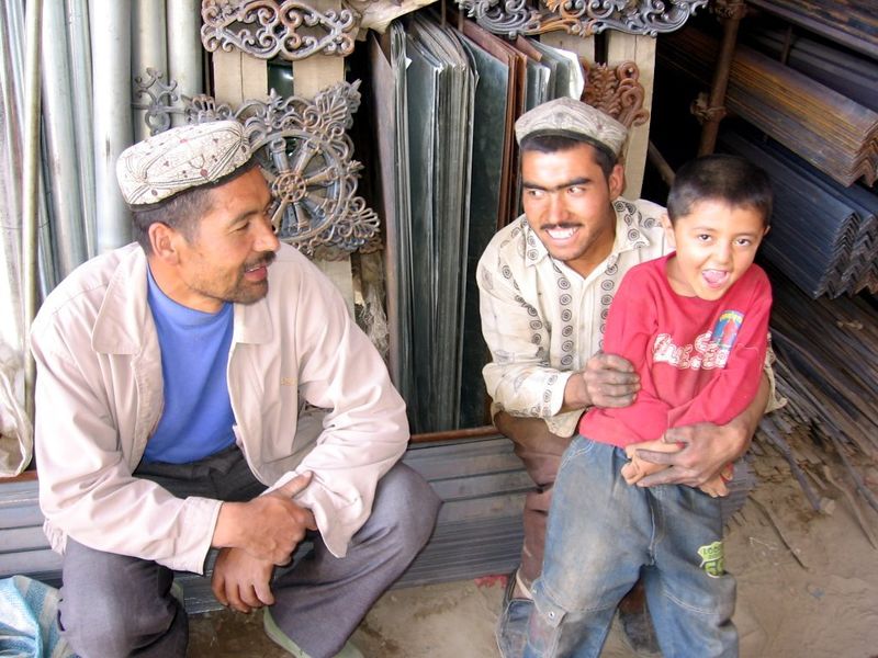 ملف:Khotan-mercado-gente-uigur-d01.jpg