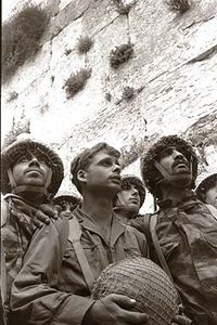 جنود إسرائيليون مبتهجون بوصولهم حائط البراق (المبكى) للمسجد الأقصى بالقدس.