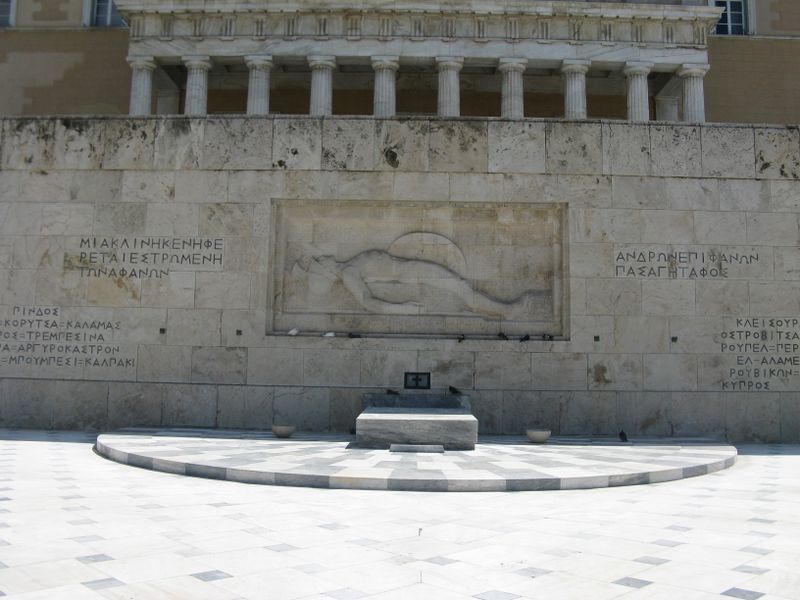 ملف:Tomb of Unknown at Syntagma Square.jpg