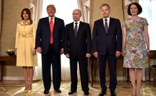 جلسة تصوير مشتركة (من اليسار إلى اليمين): السيدة الأولى الأمريكية ملانيا ترمپ، الرئيس الأمريكي دونالد ترمپ، الرئيس الروسي ڤلاديمير پوتن، الرئيس الفنلندي ساولي نينيستو وقرينته جني إلينا هوكيو.