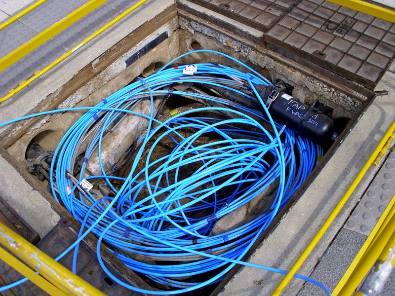 ملف:Fibre-optic cable in a Telstra pit.jpg