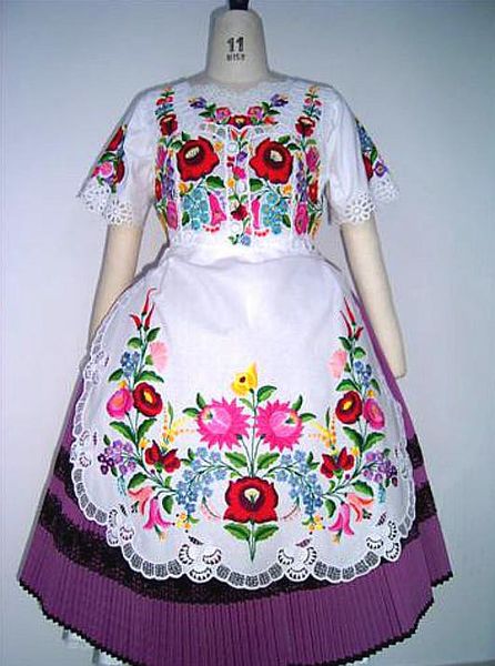 ملف:Kalocsai hungarian dress.jpg