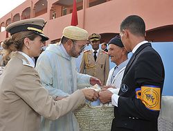 الملك محمد السادس يسلم مساعدات غذائية في تمصلوحت، بشهر رمضان 1432 هـ
