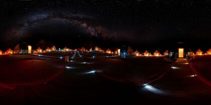 صورة من وادي رم ليلًا ويظهر فيها أحد مخيمات المبيت ومجرة درب التبانة