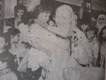 گوردون تحمل طفلة فلسطينية أثناء زيارتها للاجئين الفلسطينيين في بيروت.